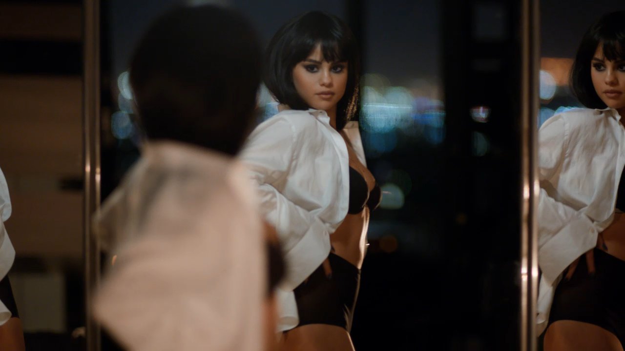 Selena gomez shaking sexy