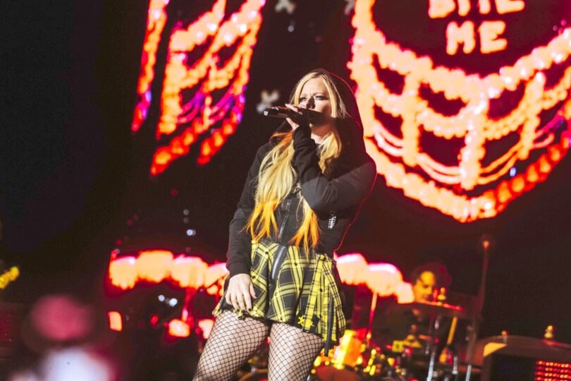 Avril Lavigne Sexy In Fishnet Stockings At Arena Peru In Lima - 1 ...