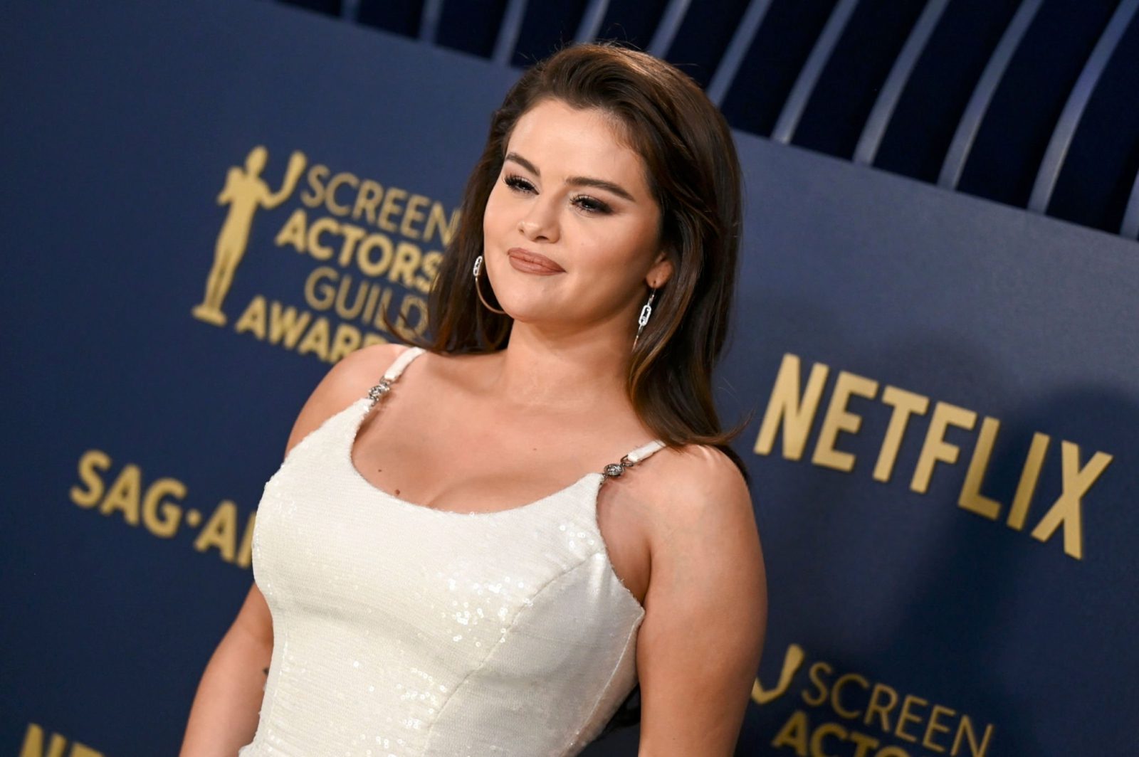 Selena Gomez White Dress Big Breasts Cleavage Sag Awards - Hot Celebs Home