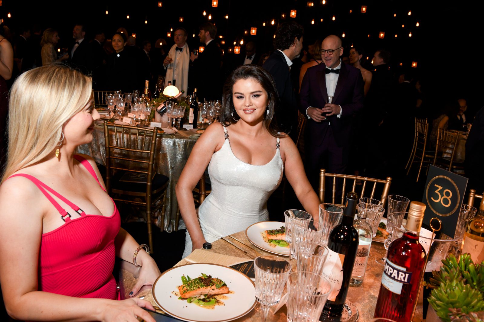 Selena Gomez White Dress Big Breasts Cleavage Sag Awards - Hot